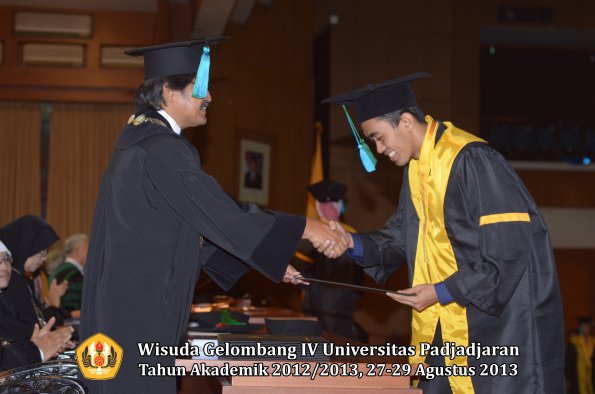 wisuda-unpad-gel-iv-ta-2012_2013-fakultas-pik-oleh-dekan-030