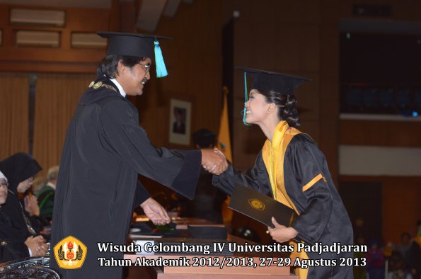 wisuda-unpad-gel-iv-ta-2012_2013-fakultas-pik-oleh-dekan-031