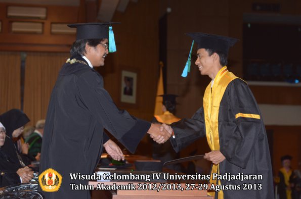 wisuda-unpad-gel-iv-ta-2012_2013-fakultas-pik-oleh-dekan-032