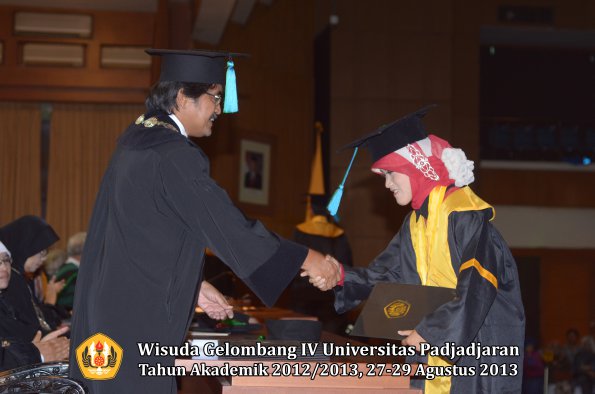 wisuda-unpad-gel-iv-ta-2012_2013-fakultas-pik-oleh-dekan-033