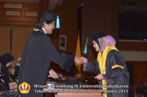 wisuda-unpad-gel-iv-ta-2012_2013-fakultas-pik-oleh-dekan-034