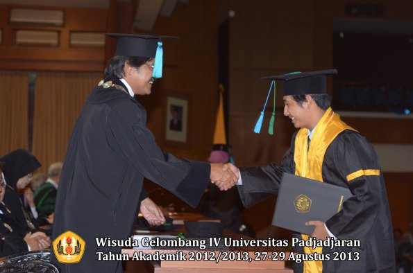 wisuda-unpad-gel-iv-ta-2012_2013-fakultas-pik-oleh-dekan-035