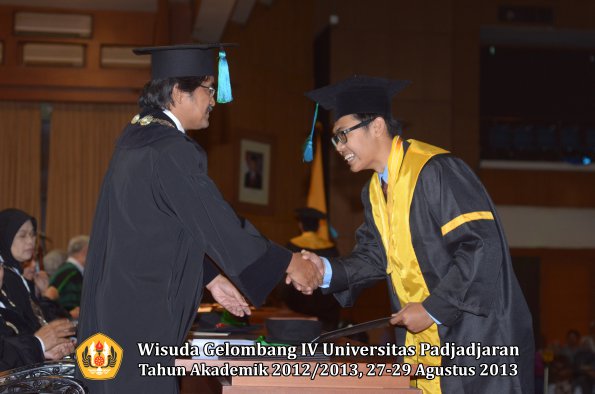 wisuda-unpad-gel-iv-ta-2012_2013-fakultas-pik-oleh-dekan-036