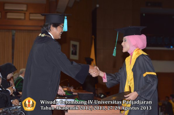 wisuda-unpad-gel-iv-ta-2012_2013-fakultas-pik-oleh-dekan-037