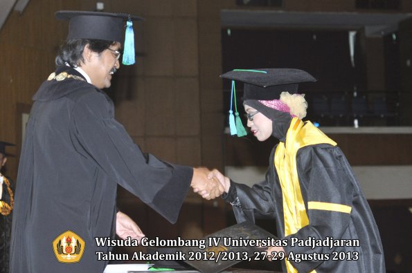 wisuda-unpad-gel-iv-ta-2012_2013-fakultas-pik-oleh-dekan-038