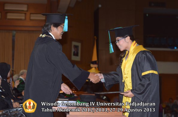 wisuda-unpad-gel-iv-ta-2012_2013-fakultas-pik-oleh-dekan-039