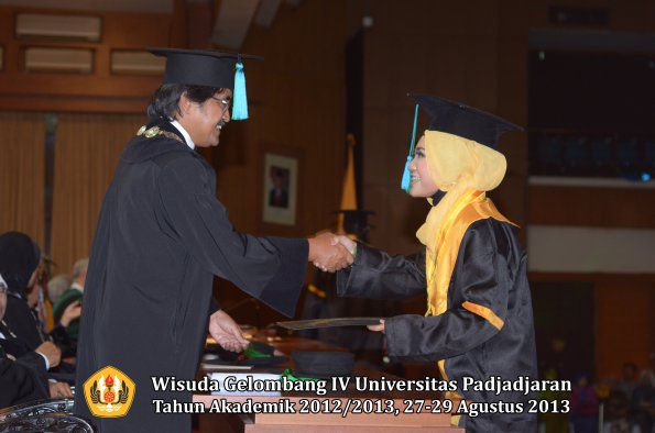 wisuda-unpad-gel-iv-ta-2012_2013-fakultas-pik-oleh-dekan-040