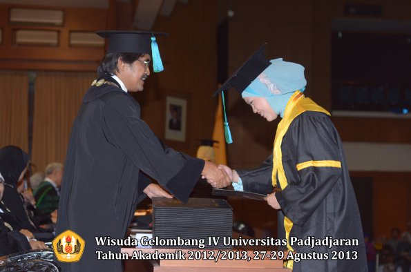 wisuda-unpad-gel-iv-ta-2012_2013-fakultas-pik-oleh-dekan-041