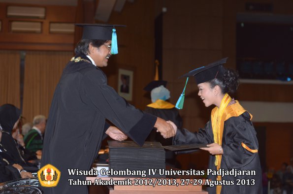 wisuda-unpad-gel-iv-ta-2012_2013-fakultas-pik-oleh-dekan-042