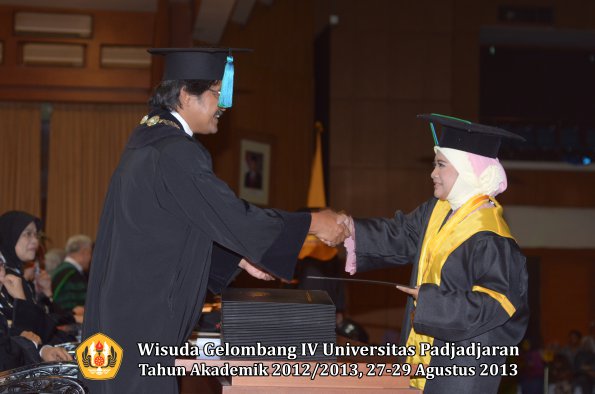 wisuda-unpad-gel-iv-ta-2012_2013-fakultas-pik-oleh-dekan-043