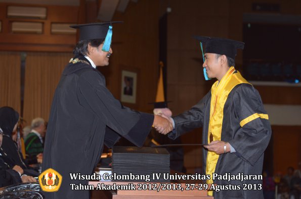 wisuda-unpad-gel-iv-ta-2012_2013-fakultas-pik-oleh-dekan-044