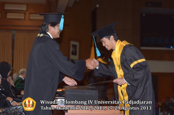 wisuda-unpad-gel-iv-ta-2012_2013-fakultas-pik-oleh-dekan-046