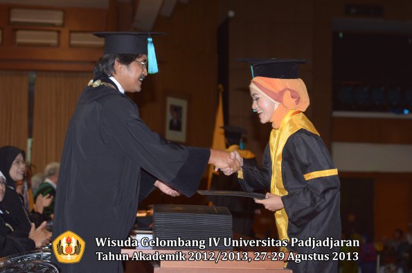 wisuda-unpad-gel-iv-ta-2012_2013-fakultas-pik-oleh-dekan-047