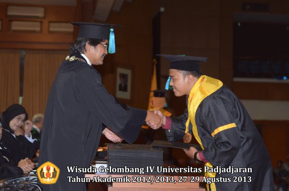 wisuda-unpad-gel-iv-ta-2012_2013-fakultas-pik-oleh-dekan-048