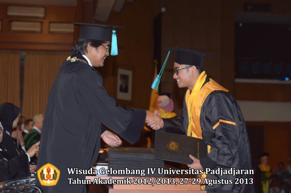 wisuda-unpad-gel-iv-ta-2012_2013-fakultas-pik-oleh-dekan-050