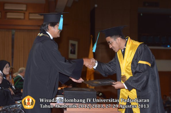 wisuda-unpad-gel-iv-ta-2012_2013-fakultas-pik-oleh-dekan-053