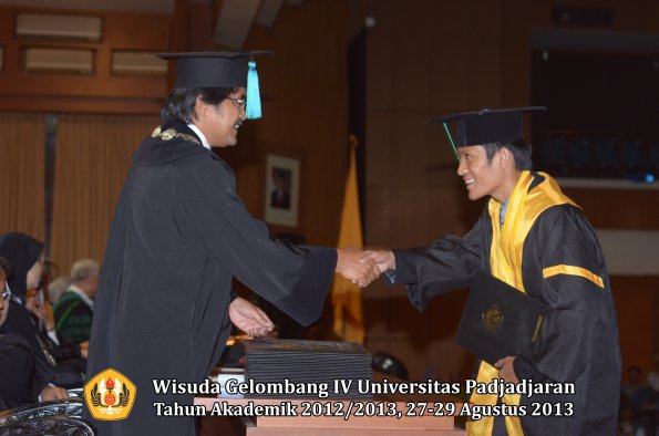 wisuda-unpad-gel-iv-ta-2012_2013-fakultas-pik-oleh-dekan-054