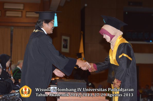 wisuda-unpad-gel-iv-ta-2012_2013-fakultas-pik-oleh-dekan-055