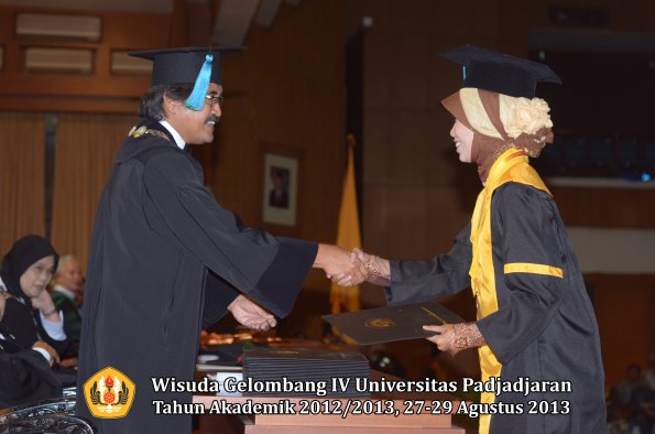 wisuda-unpad-gel-iv-ta-2012_2013-fakultas-pik-oleh-dekan-059