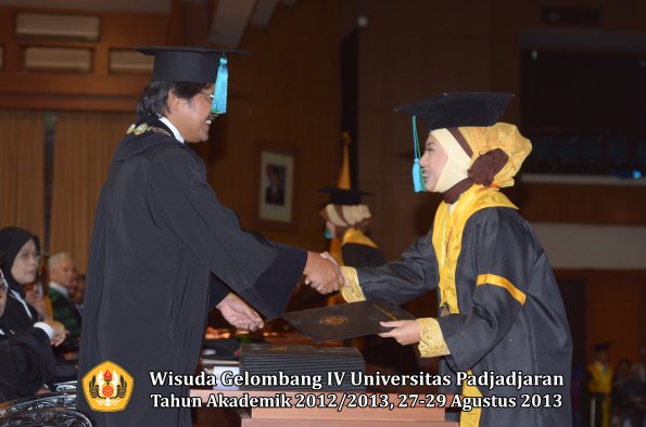 wisuda-unpad-gel-iv-ta-2012_2013-fakultas-pik-oleh-dekan-060