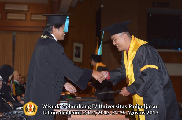 wisuda-unpad-gel-iv-ta-2012_2013-fakultas-pik-oleh-dekan-063