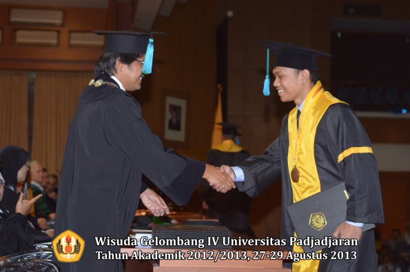 wisuda-unpad-gel-iv-ta-2012_2013-fakultas-pik-oleh-dekan-064