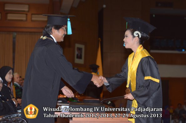 wisuda-unpad-gel-iv-ta-2012_2013-fakultas-pik-oleh-dekan-066