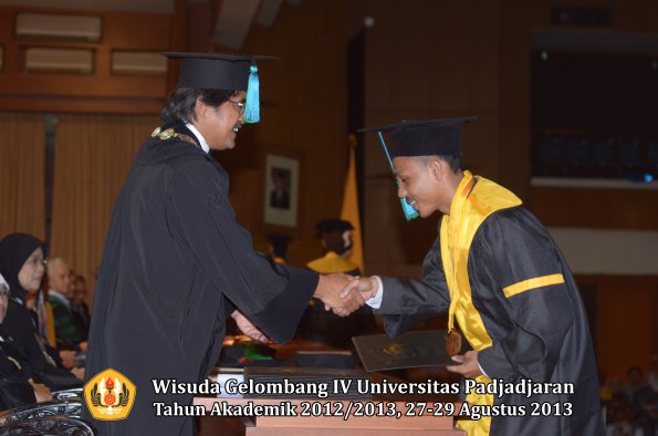 wisuda-unpad-gel-iv-ta-2012_2013-fakultas-pik-oleh-dekan-068