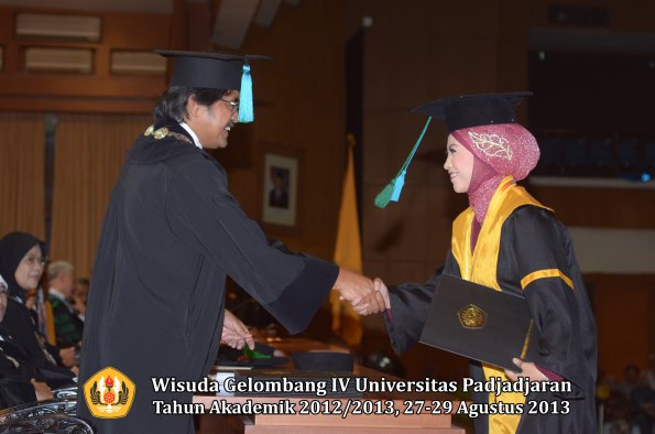 wisuda-unpad-gel-iv-ta-2012_2013-fakultas-pik-oleh-dekan-070