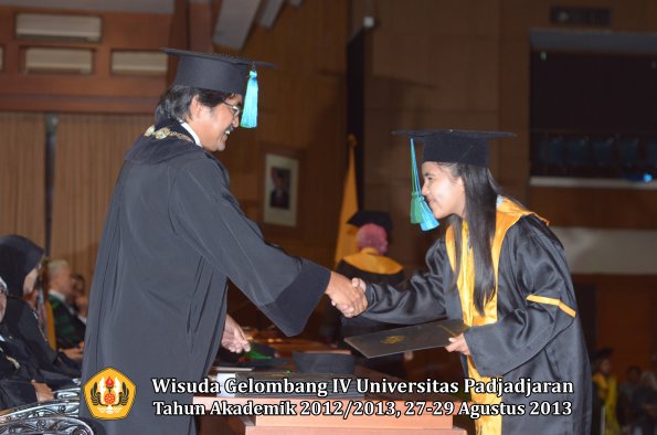 wisuda-unpad-gel-iv-ta-2012_2013-fakultas-pik-oleh-dekan-071