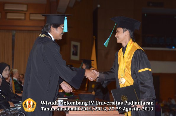 wisuda-unpad-gel-iv-ta-2012_2013-fakultas-pik-oleh-dekan-072