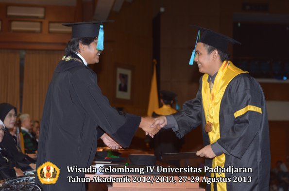 wisuda-unpad-gel-iv-ta-2012_2013-fakultas-pik-oleh-dekan-073