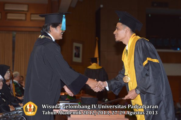 wisuda-unpad-gel-iv-ta-2012_2013-fakultas-pik-oleh-dekan-074