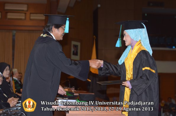 wisuda-unpad-gel-iv-ta-2012_2013-fakultas-pik-oleh-dekan-076