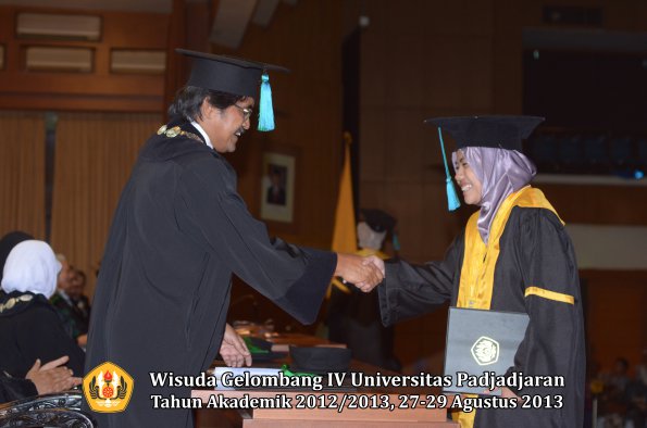 wisuda-unpad-gel-iv-ta-2012_2013-fakultas-pik-oleh-dekan-078