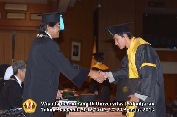 wisuda-unpad-gel-iv-ta-2012_2013-fakultas-pik-oleh-dekan-080