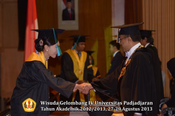 wisuda-unpad-gel-iv-ta-2012_2013-fakultas-pik-oleh-rektor-003