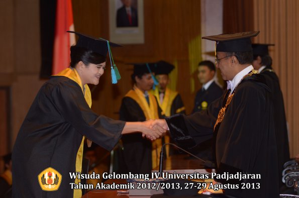 wisuda-unpad-gel-iv-ta-2012_2013-fakultas-pik-oleh-rektor-011