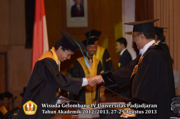 wisuda-unpad-gel-iv-ta-2012_2013-fakultas-pik-oleh-rektor-012