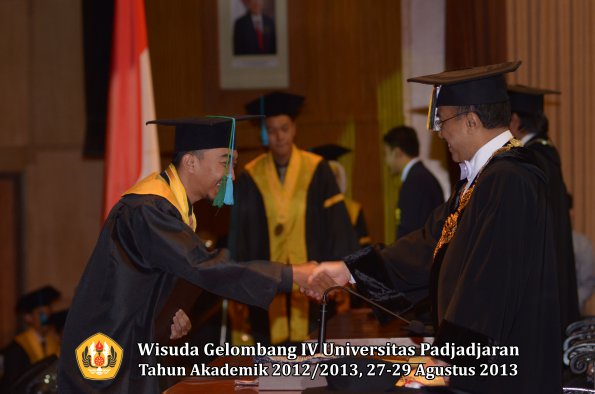 wisuda-unpad-gel-iv-ta-2012_2013-fakultas-pik-oleh-rektor-013