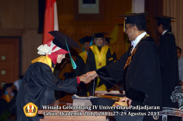 wisuda-unpad-gel-iv-ta-2012_2013-fakultas-pik-oleh-rektor-033