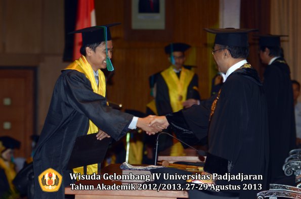 wisuda-unpad-gel-iv-ta-2012_2013-fakultas-pik-oleh-rektor-052