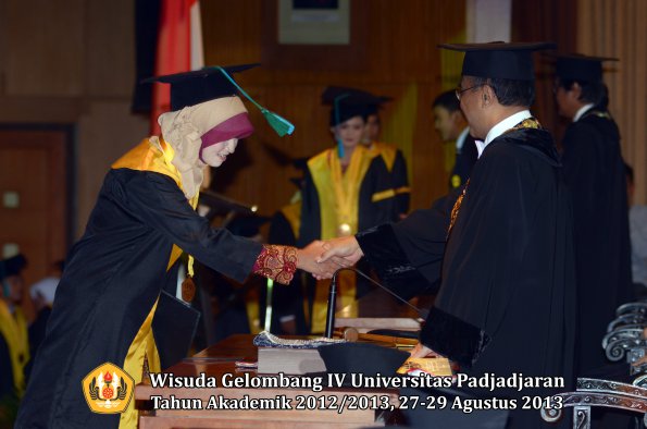 wisuda-unpad-gel-iv-ta-2012_2013-fakultas-pik-oleh-rektor-055
