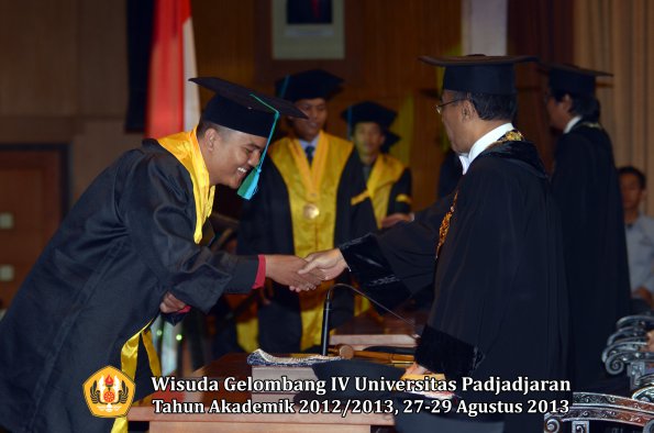wisuda-unpad-gel-iv-ta-2012_2013-fakultas-pik-oleh-rektor-063