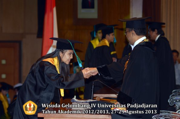 wisuda-unpad-gel-iv-ta-2012_2013-fakultas-pik-oleh-rektor-071