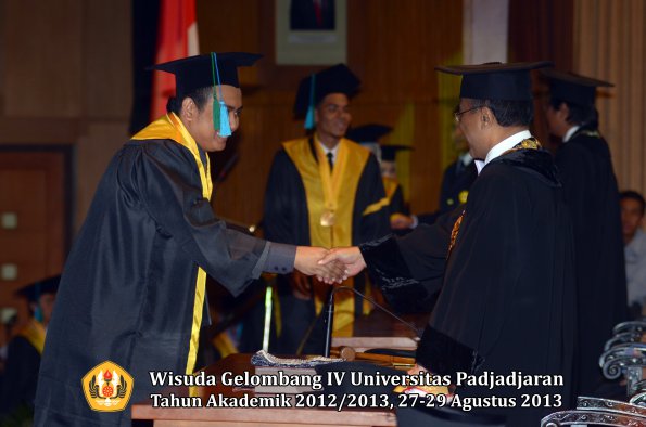 wisuda-unpad-gel-iv-ta-2012_2013-fakultas-pik-oleh-rektor-073