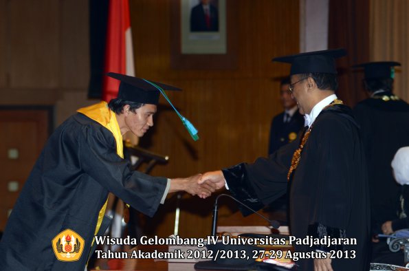 wisuda-unpad-gel-iv-ta-2012_2013-fakultas-pik-oleh-rektor-079