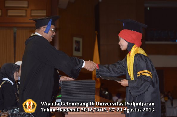 wisuda-unpad-gel-iv-ta-2012_2013-fakultas-isip-oleh-dekan-001