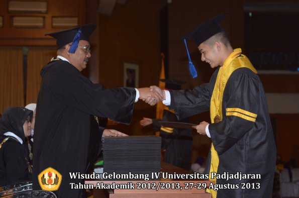 wisuda-unpad-gel-iv-ta-2012_2013-fakultas-isip-oleh-dekan-002