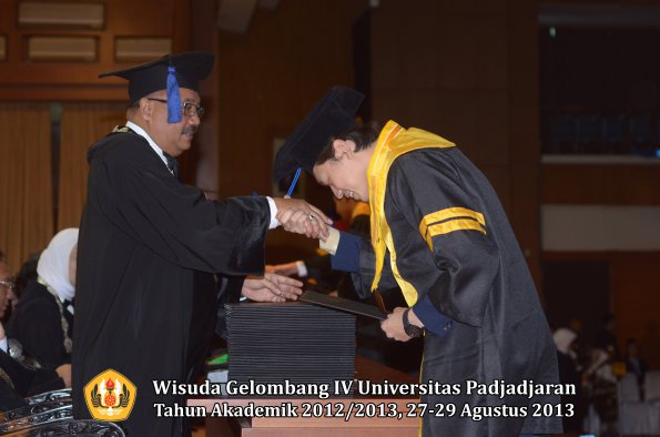 wisuda-unpad-gel-iv-ta-2012_2013-fakultas-isip-oleh-dekan-003